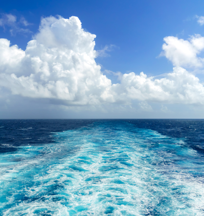Vista do mar aberto a partir da popa de um navio de cruzeiro em águas internacionais